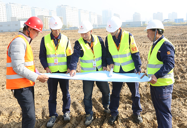 通威太陽能合肥基地10GW高效晶硅電池項目現場，工程部員工實地查看施工圖紙.jpg